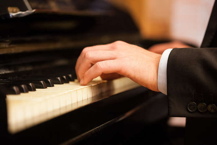 Un concerto del pianista Nesi con sola mano sinistra per la ricerca sul Parkinson