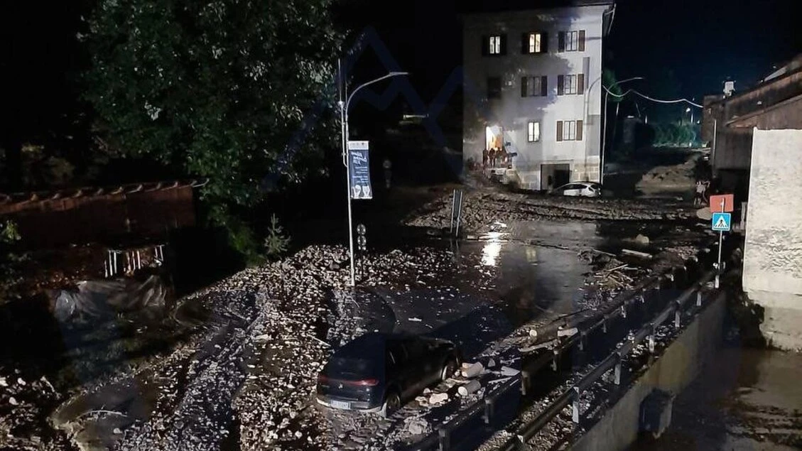 Colata di roccia e fango invade statale 51 di Alemagna in Cadore