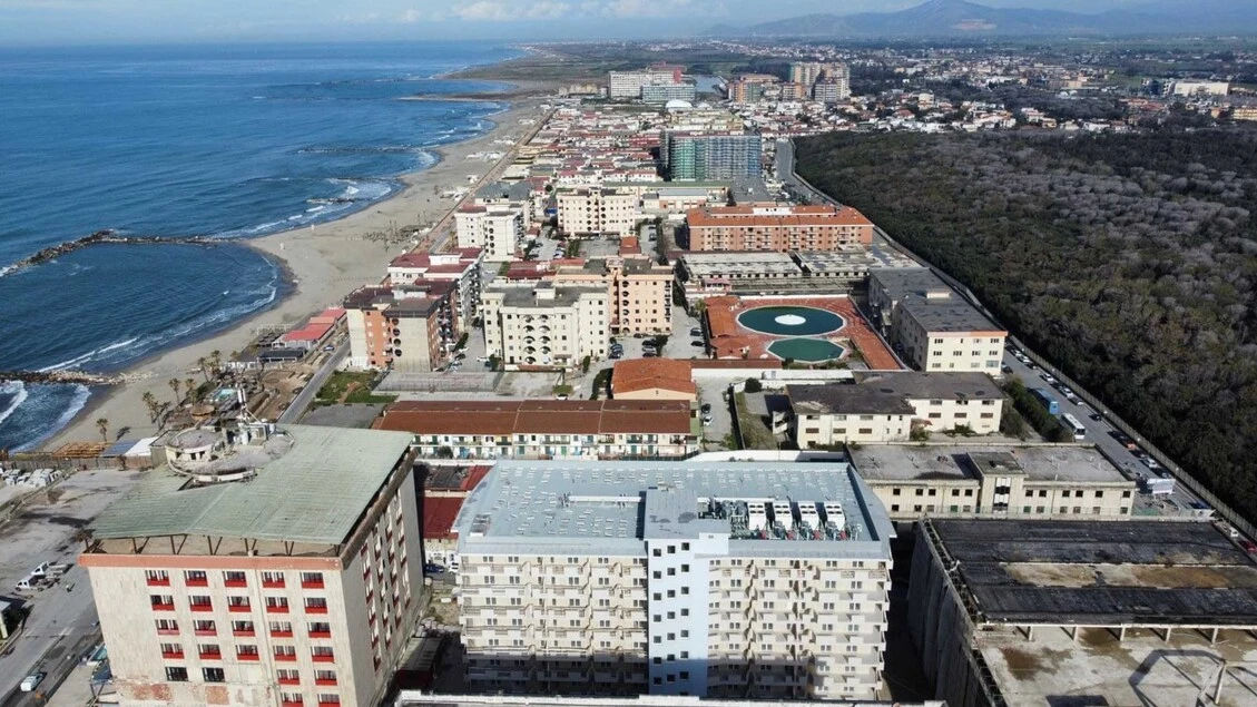Procura, al Villaggio Coppola vari abusi e rifiuti interrati
