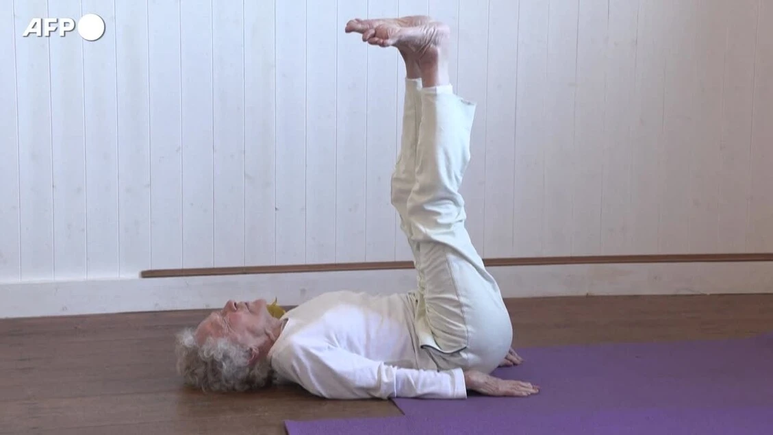 Regno Unito, la centenaria veterana della Seconda guerra mondiale che insegna yoga