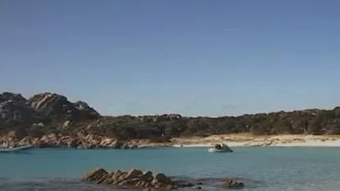 Passeggiano su Spiaggia Rosa a Budelli, sanzionati 6 turisti