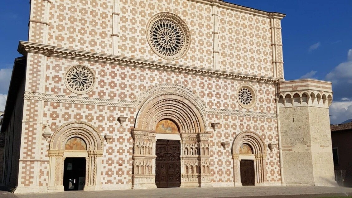 Papa celebra messa con casula donata all'Aquila a Bergoglio