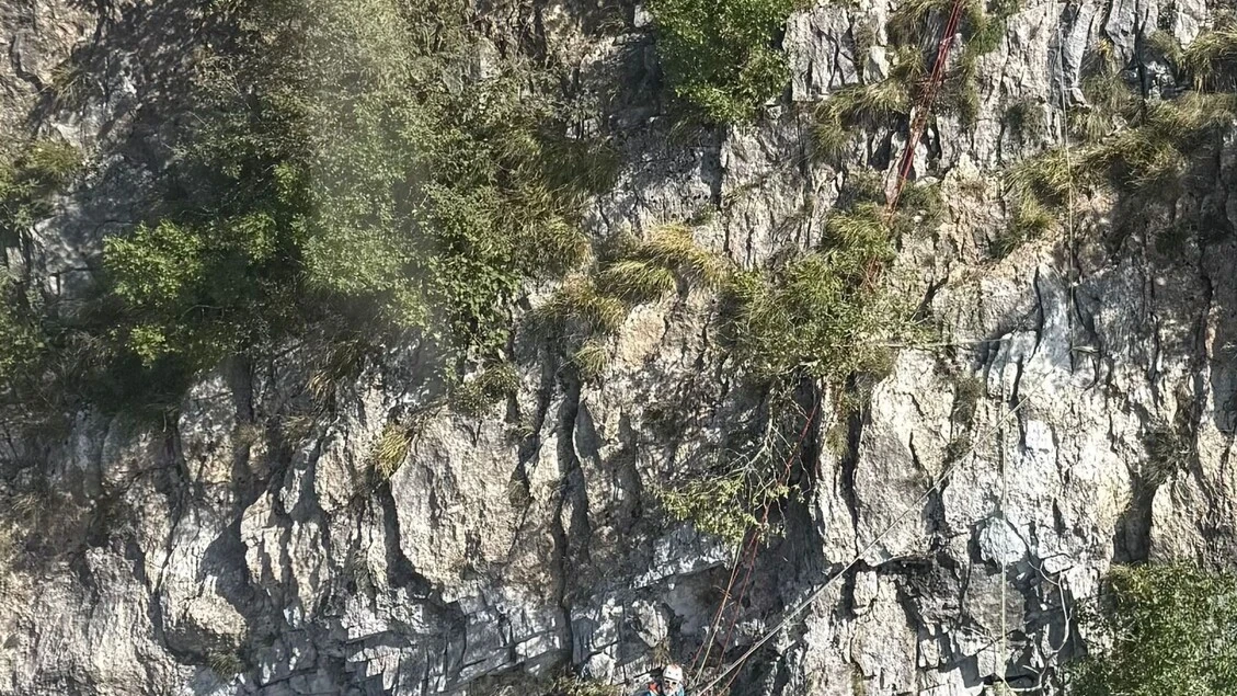 Smottamento roccioso su cresta Apuane, salvati cinque alpinisti