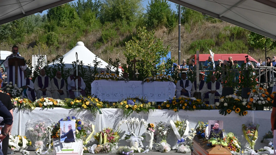 Folla e commozione, l'addio ai volontari della Misericordia