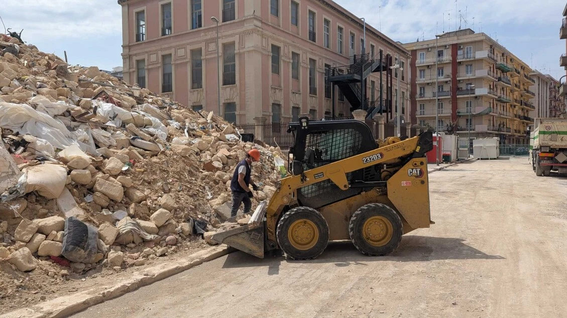 Crollo Bari, cominciata rimozione macerie che durerà un mese