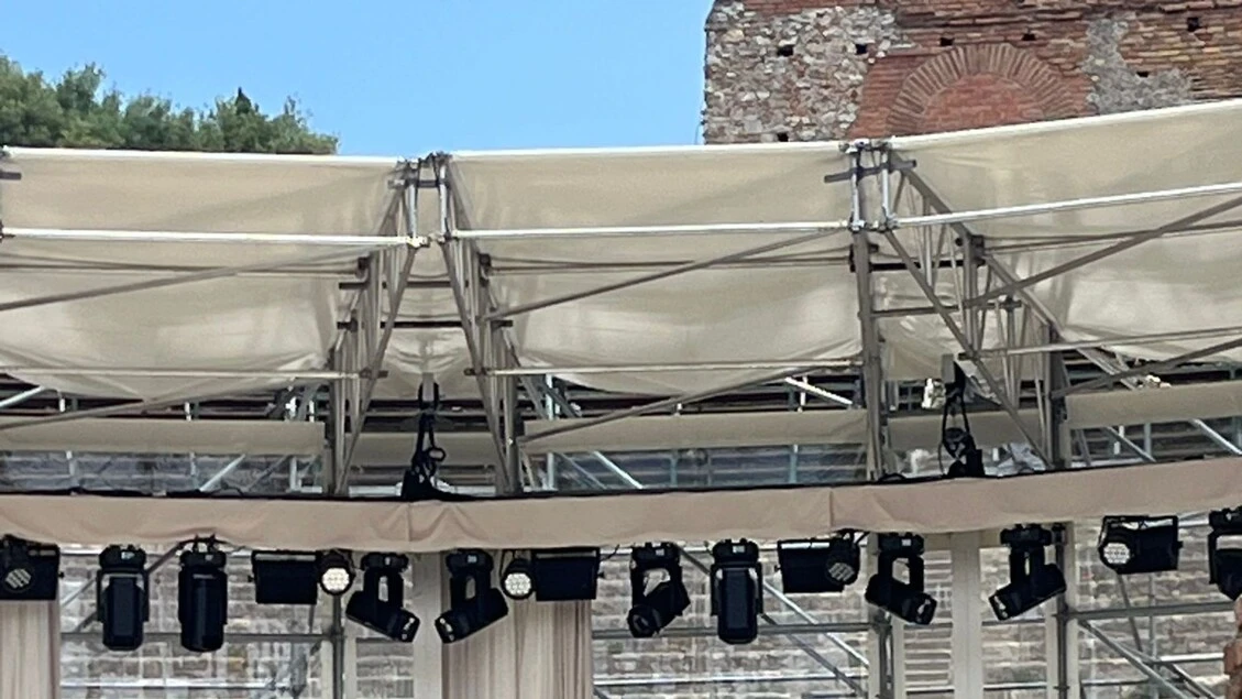 Teatro Taormina trasformato in cantiere, turisti infuriati