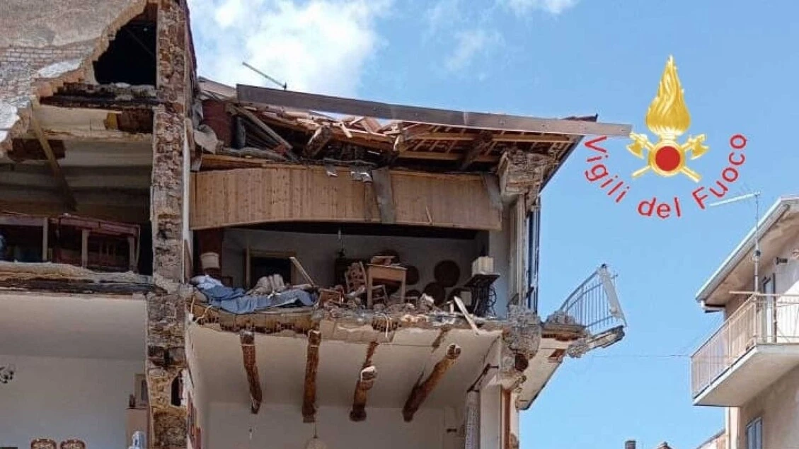 Crolla facciata laterale edificio a Lamezia, nessun ferito