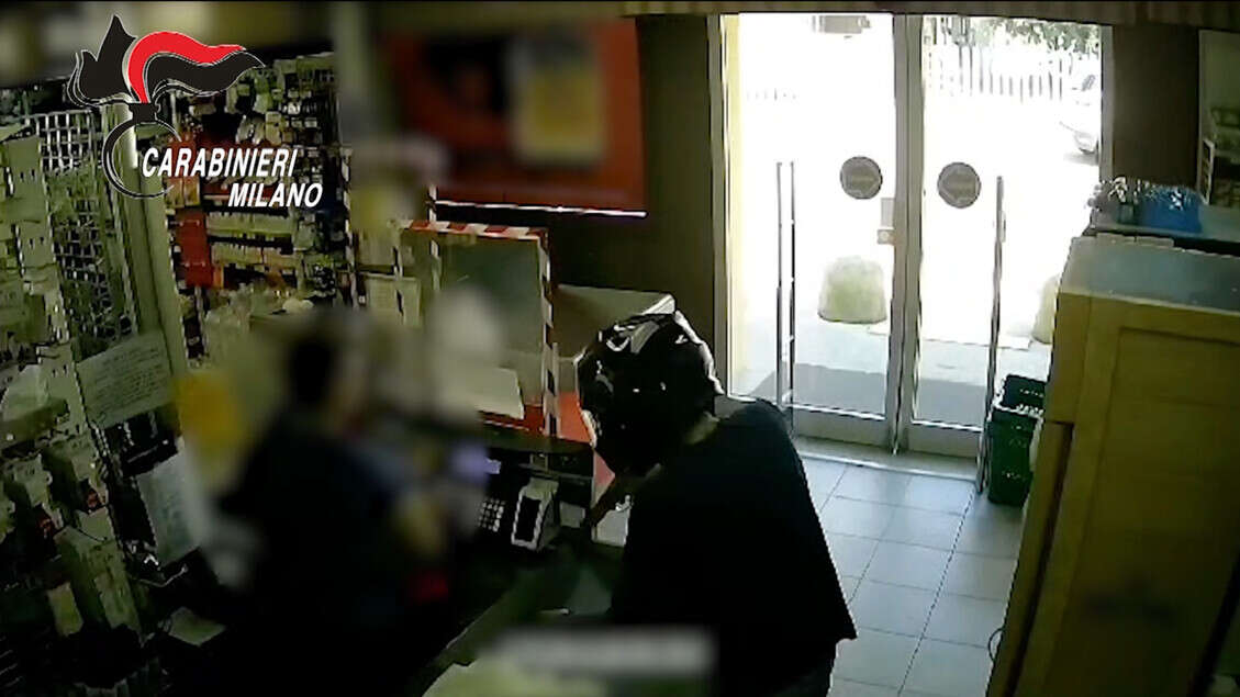 Rapina al supermercato con casco e pistola in pugno, preso il centauro