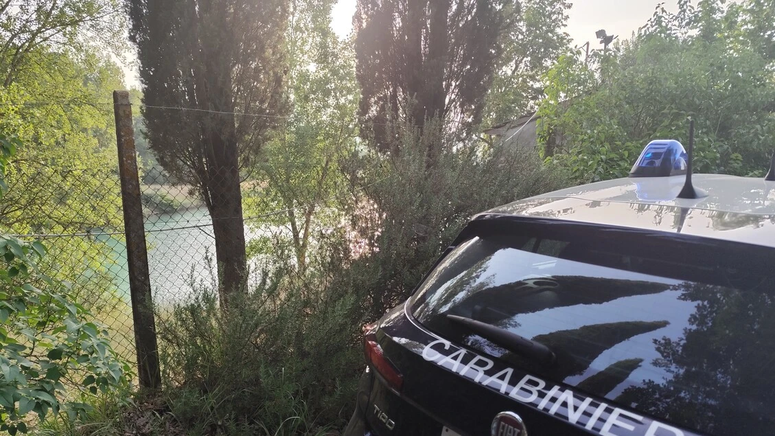 In un'azienda agricola il bacino dove è morto lo studente