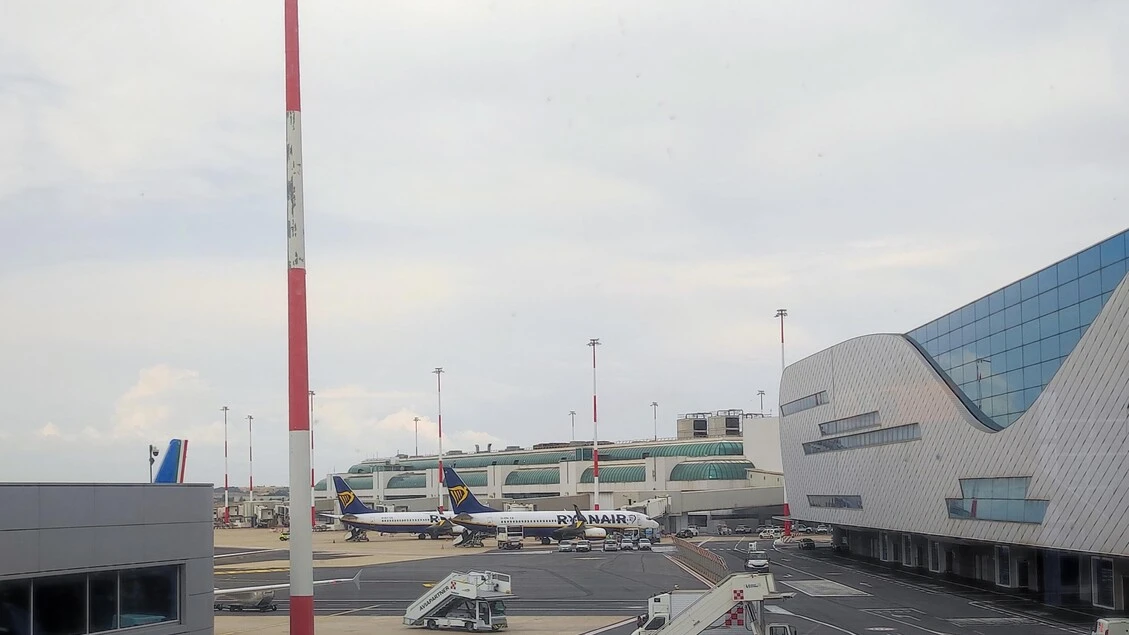 Rogo su tetto scalo Fiumicino, evacuazione e fiamme spente