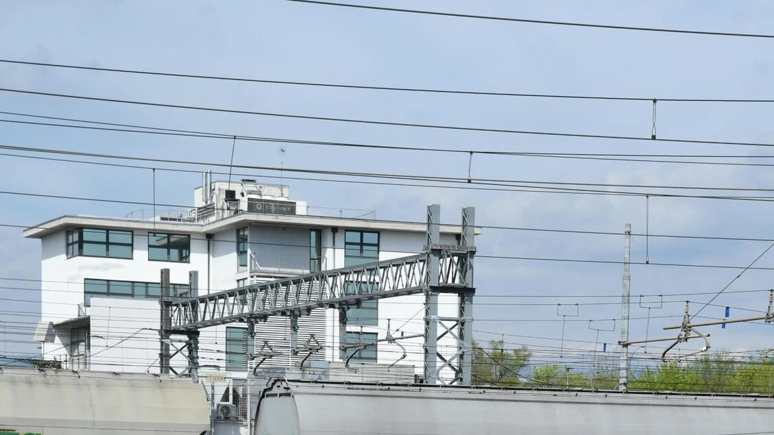 Un morto sui binari nel Comasco, treni cancellati e in ritardo