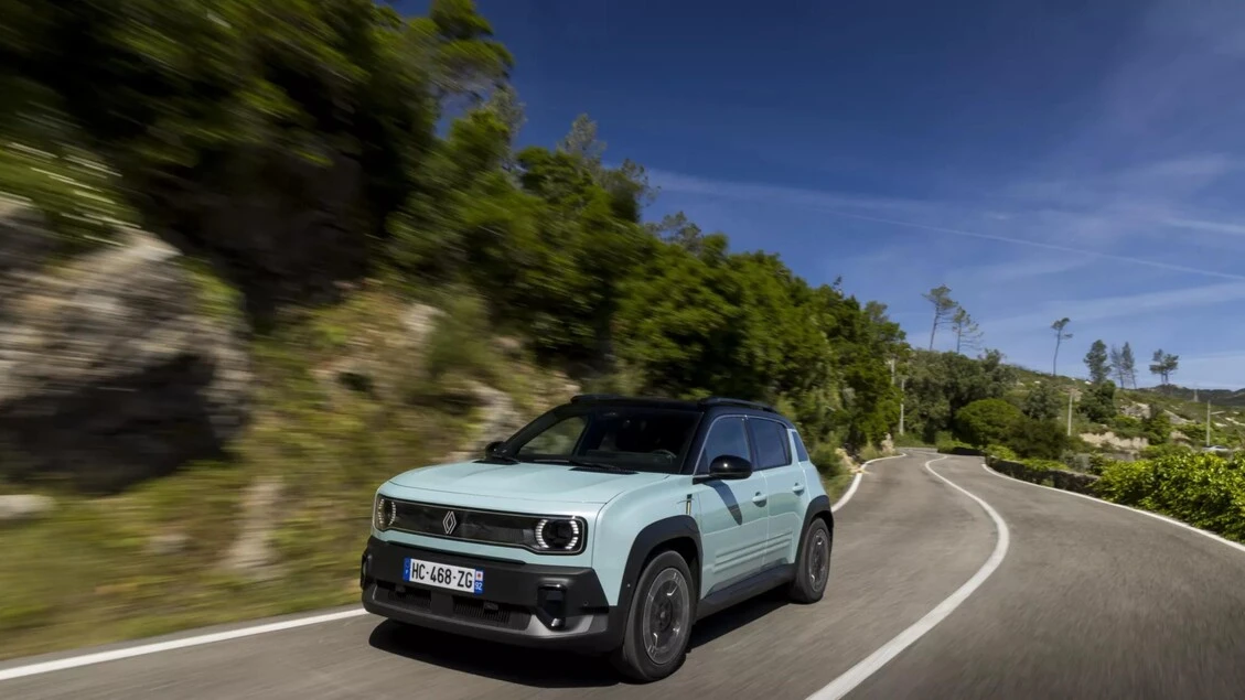 Renault 4 E-Tech agile e dinamica, a bordo il massimo comfort