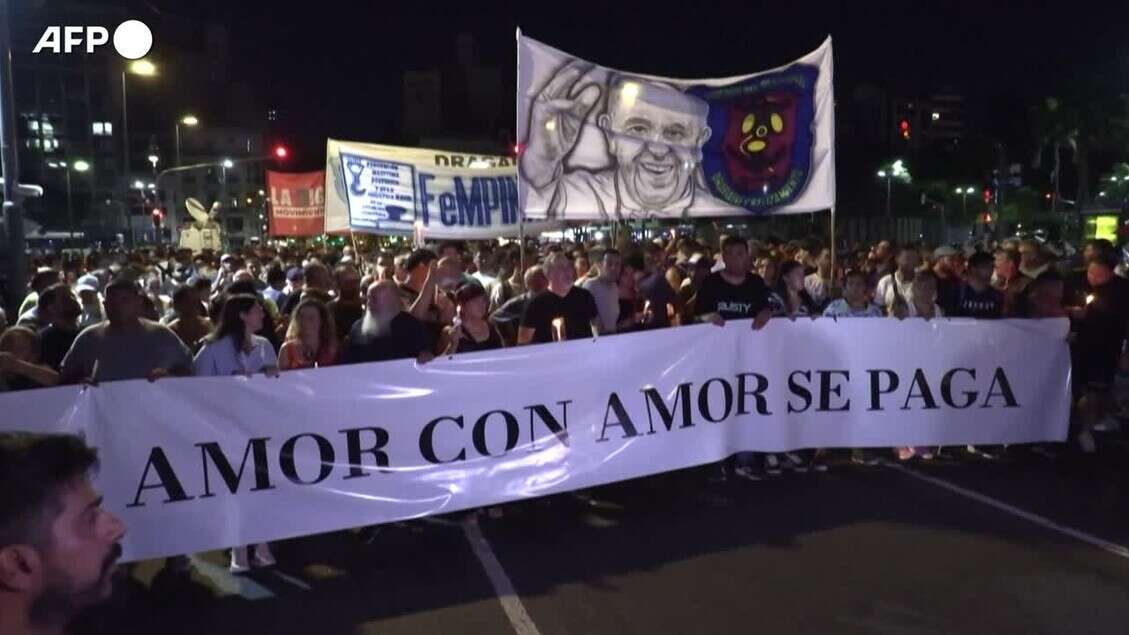 A Buenos Aires fiaccolata e veglia di preghiera per papa Francesco