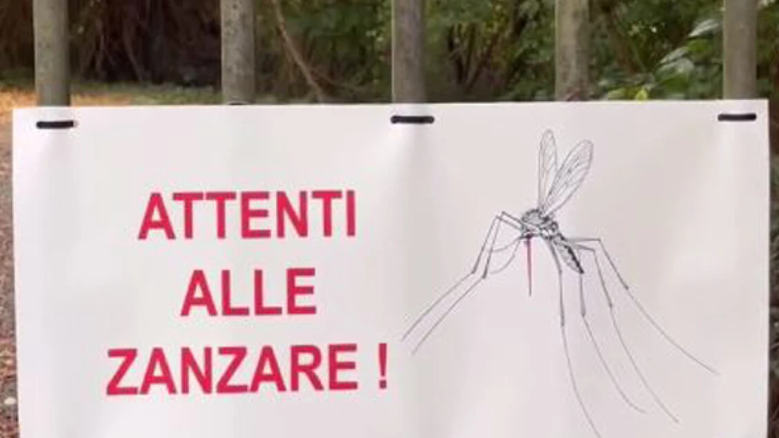 'Attenti zanzare' il cartello di Giovanni Storti nel Monferrato