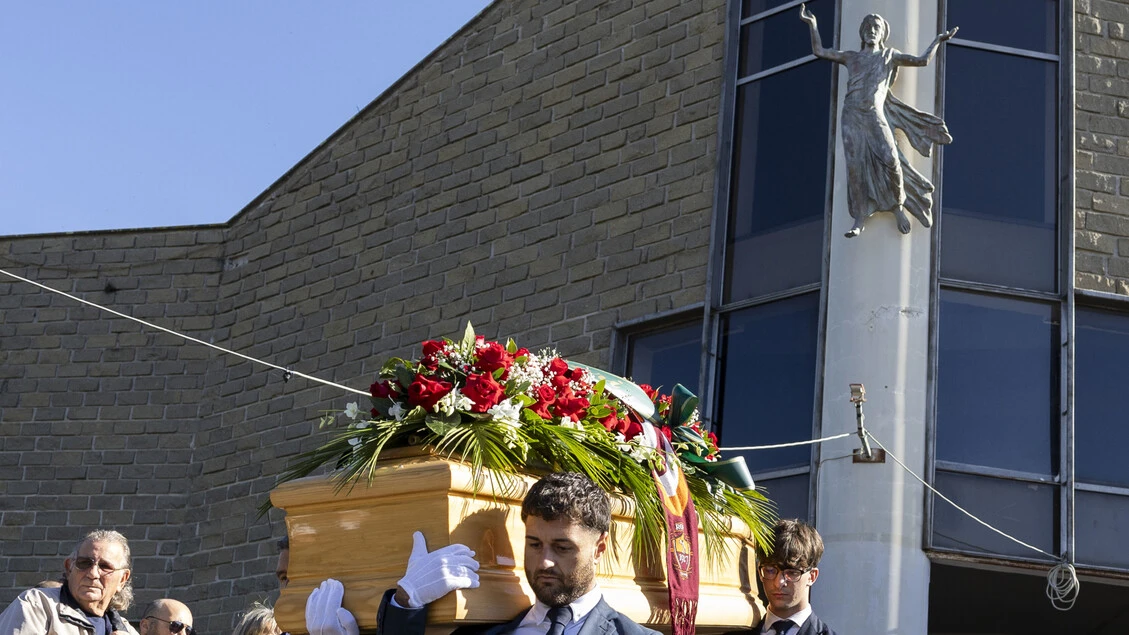 Folla per l'ultimo saluto all'autista ucciso, 'lo sport è altro'