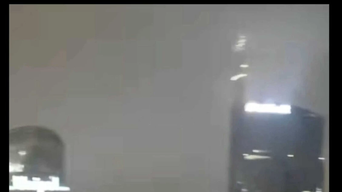 Lancio col paracadute da grattacielo Milano,video sui social