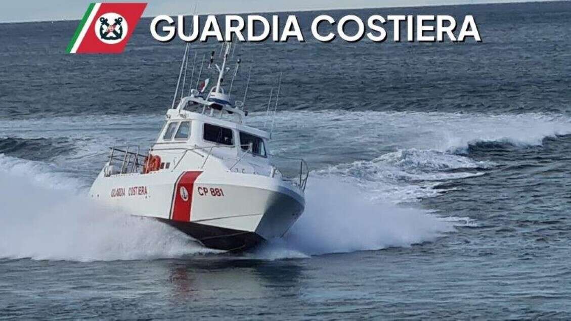 Finisce in mare mentre è a bordo traghetto, ricerche in corso