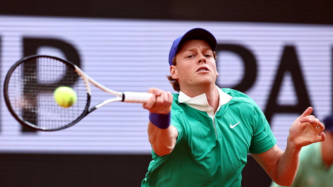 Sinner-Djokovic 1-1 nel secondo set. L'azzurro vince il primo 6-4 DIRETTA e FOTO al Roland Garros