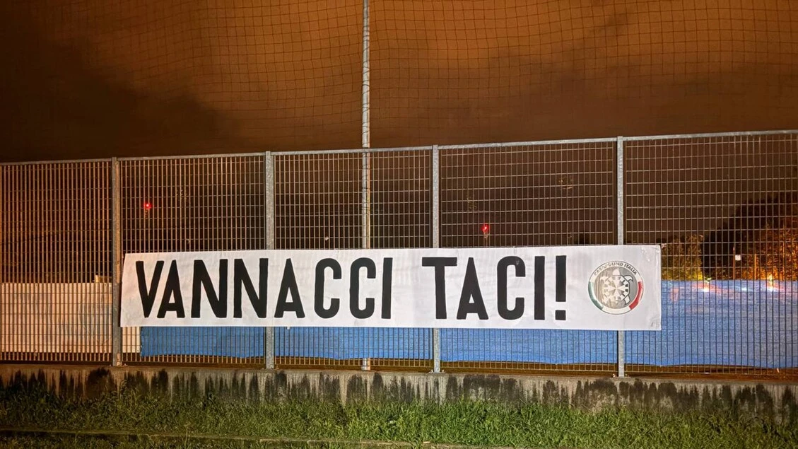 'Vannacci taci', striscioni CasaPound dopo parole pro sgombero