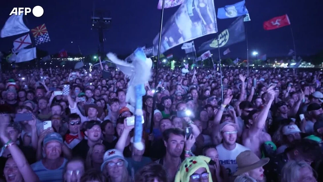 Glastonbury Festival: il pubblico in delirio per i 'The 1975'