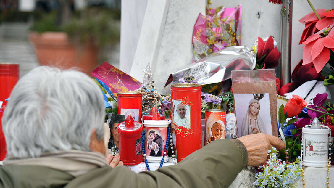 Il Papa migliora, la prognosi resta riservata