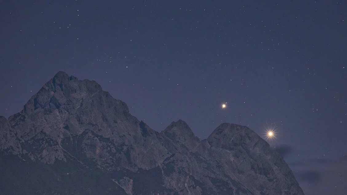 Venere e Giove illuminano la notte sulle Dolomiti