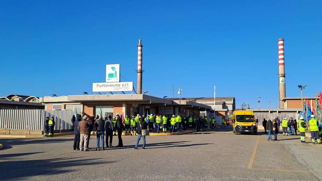 Prosegue la protesta a Portovesme, si fermano i forni dell'acciaieria