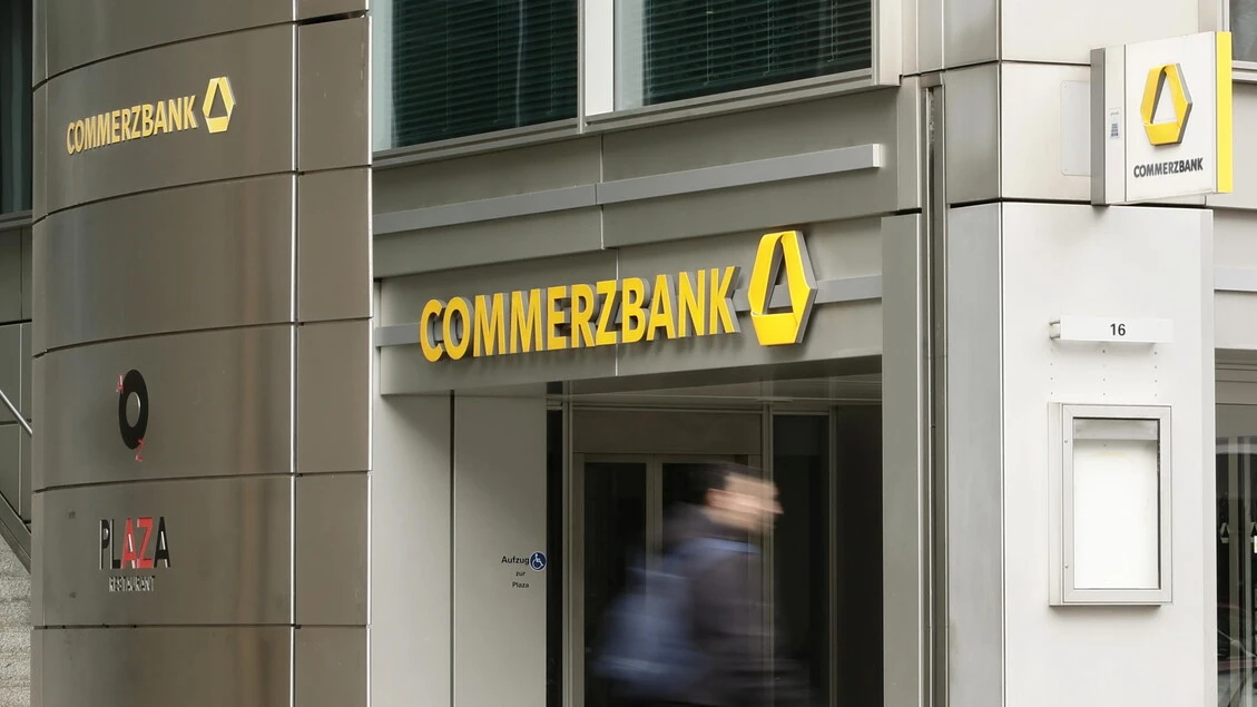 Commerz batte stime, nel trimestre l'utile sale a 834 milioni