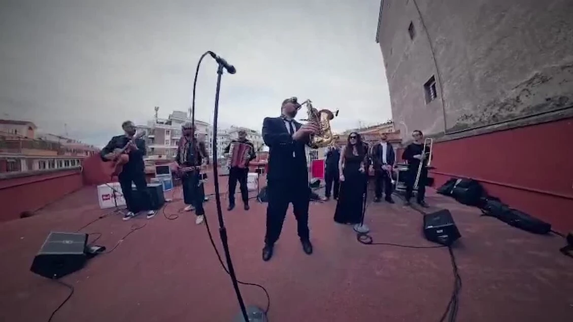 Show da Fiorello, Cremonini canta 