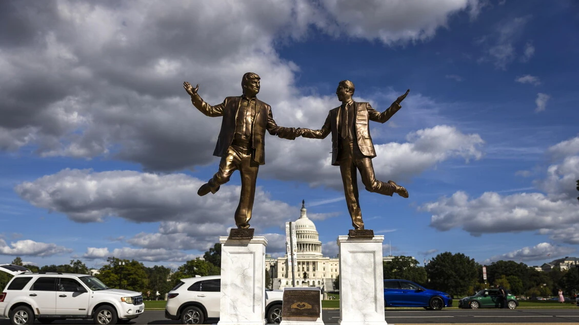 Riappare sul Mall la statua di Trump ed Epstein mano nella mano