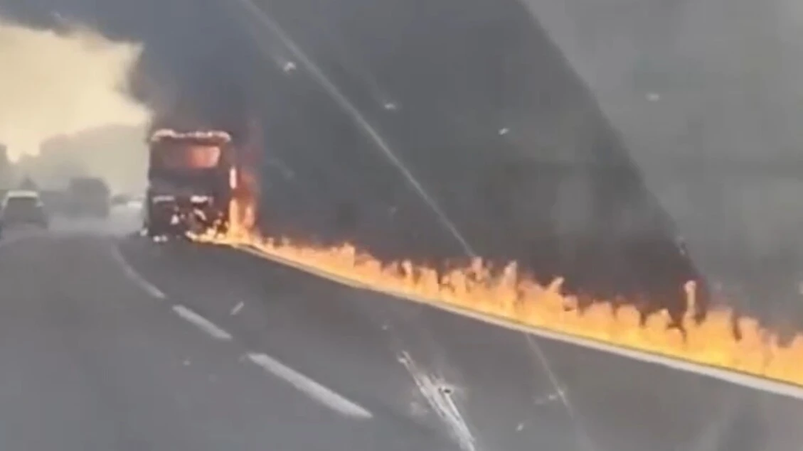 Bus a fuoco su A16, si salvano appena in tempo 28 passeggeri