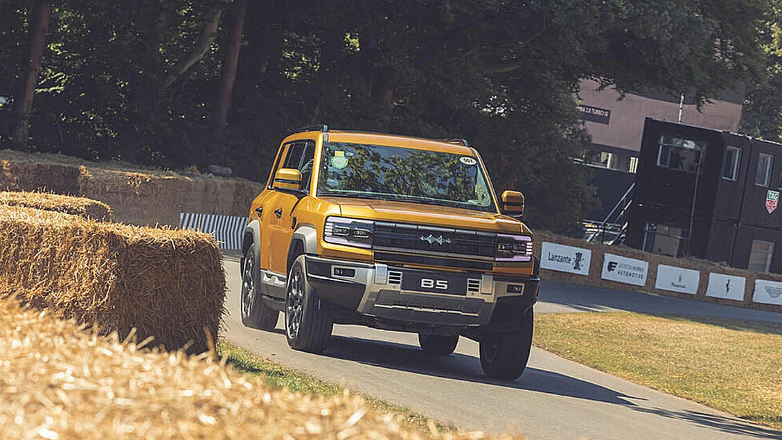 Festival of Speed di scena Denza B5 4x4 ibrido anti Defender