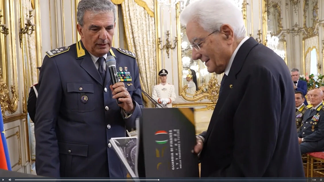 Mattarella riceve la Guardia di finanza al Quirinale