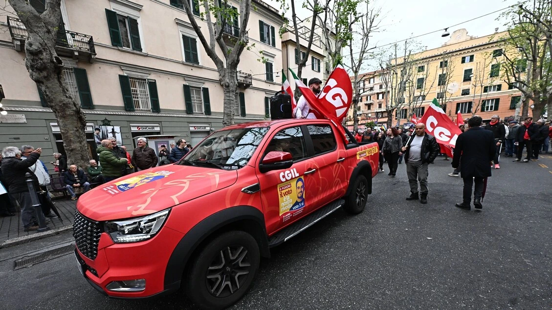 Centinaia in piazza per sindacalista aggredito a Genova