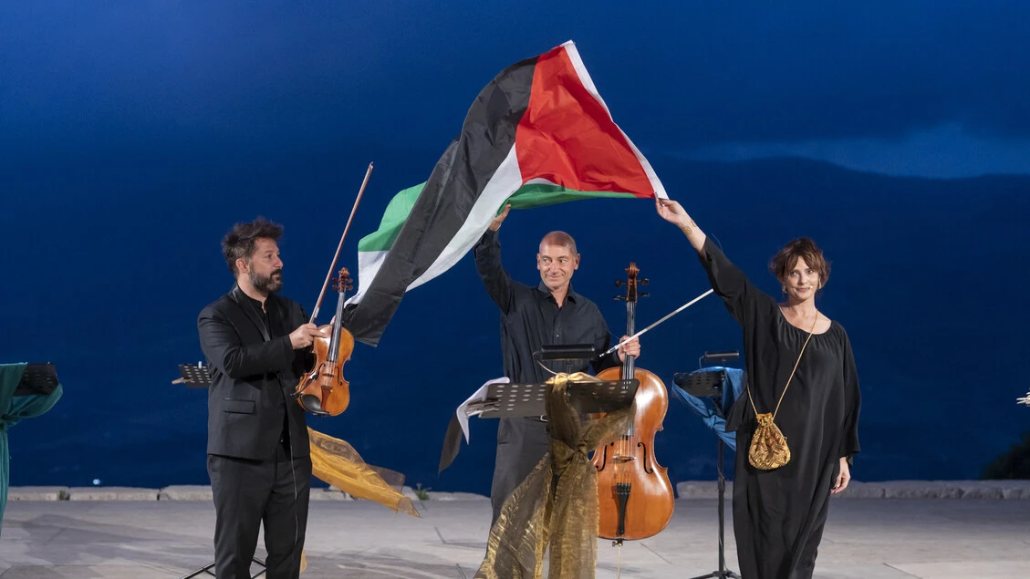 Laura Morante, 'no a guerre' e sventola bandiera Palestina