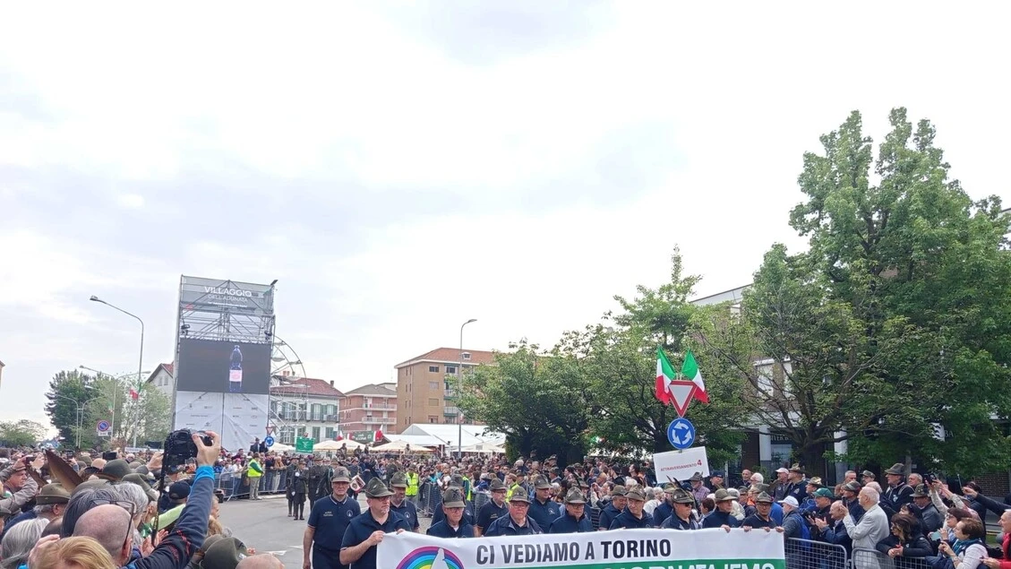 Adunata Alpini: 100mila 'penne nere' sfilano in strada a Biella