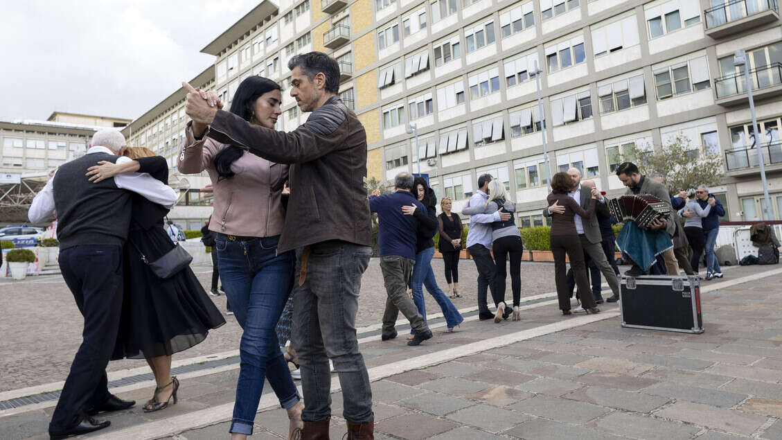 Al Gemelli i ballerini di tango in onore di Papa Francesco