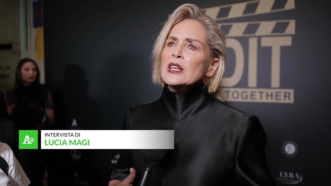 Sharon Stone sul tappeto rosso del gala 'We Do It Together'