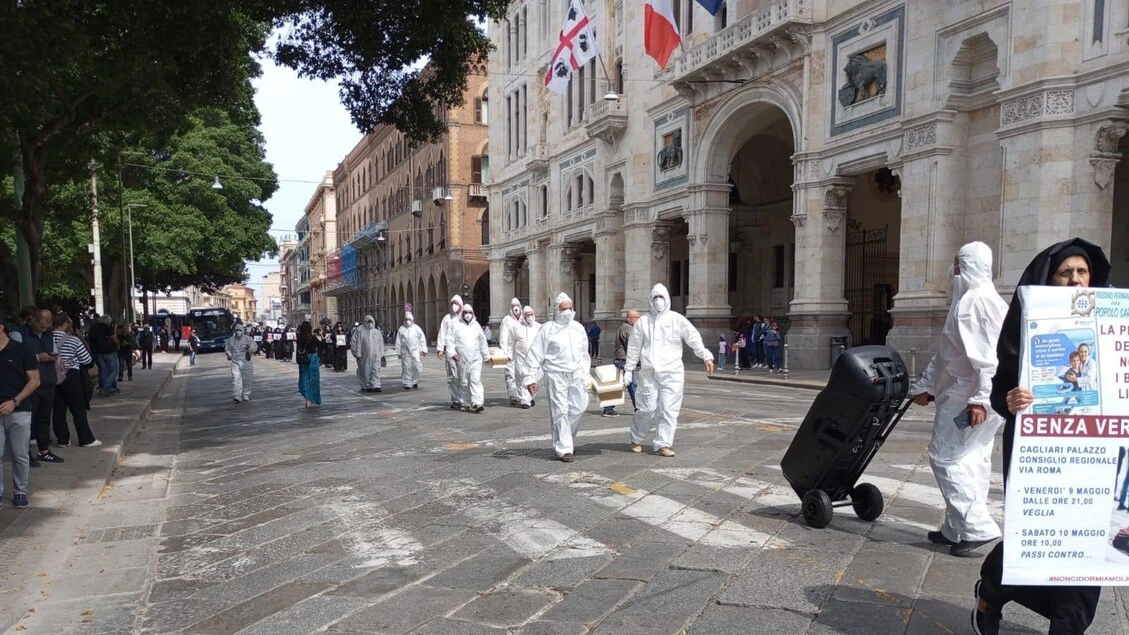 Flash mob degli antimilitaristi, simulato un bombardamento