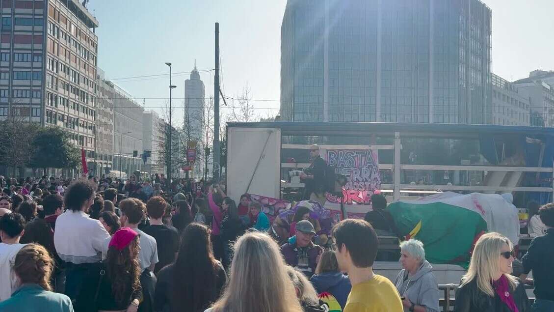 Giornata internazionale della donna, in migliaia in piazza a Milano tra cori e striscioni