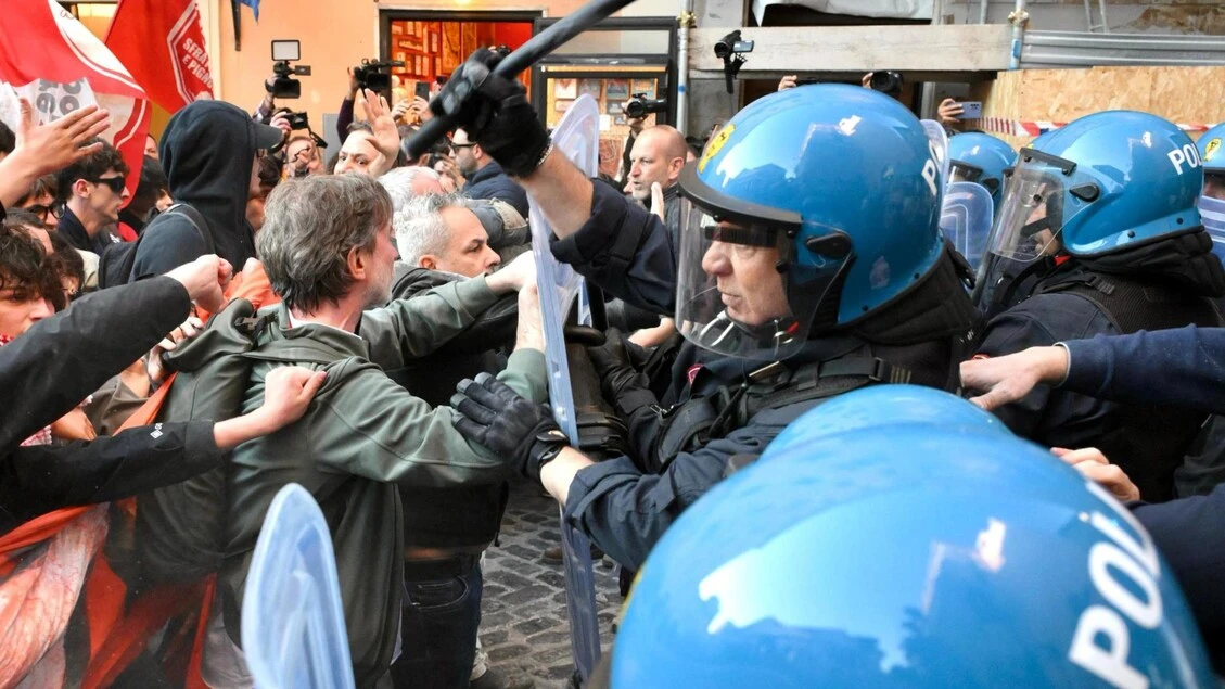 A Lecco fiaccolata caduti Rsi, contromanifestanti e disordini