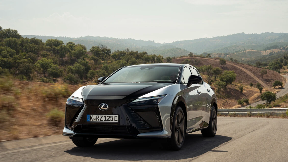 Lexus RZ 550e F Sport, comfort da elettrica guida da termica