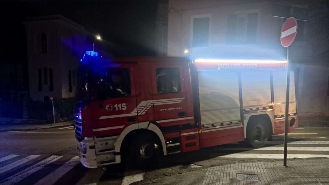 Colpito da scarica elettrica sotto la doccia, 18enne si salva