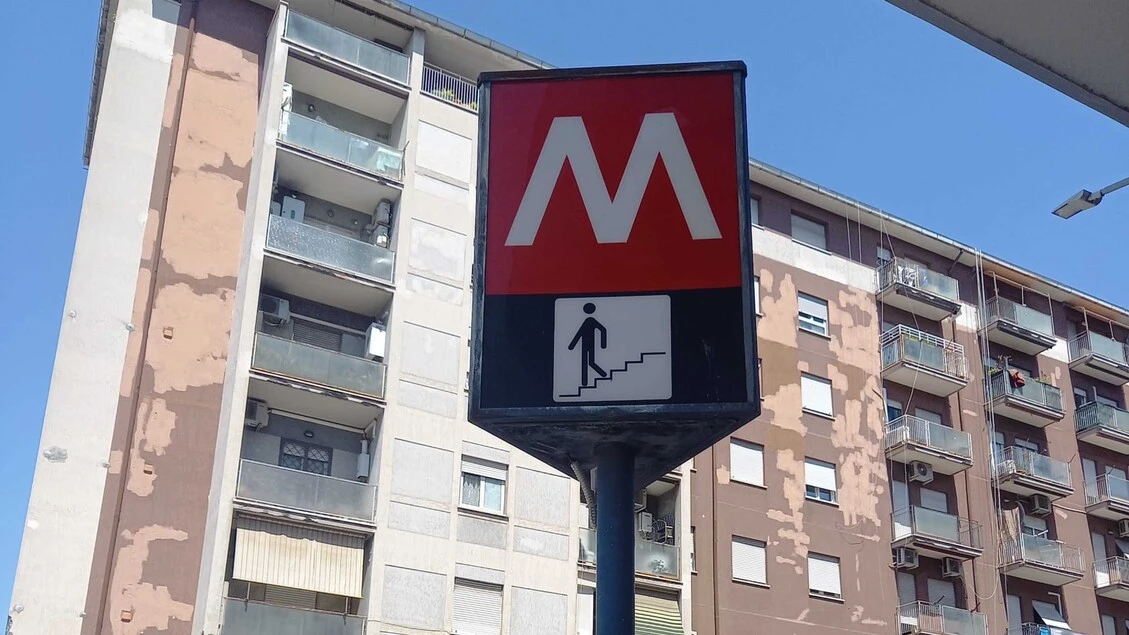 Rissa con bottiglie e spray peperoncino in metro Roma, 2 fermati