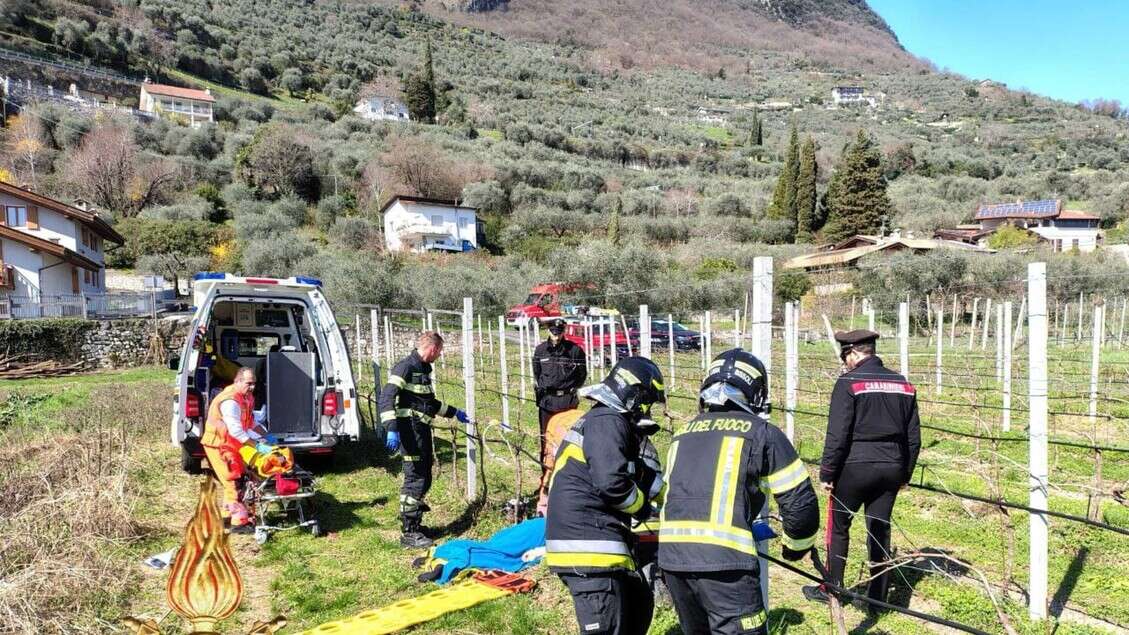 Si lancia dal monte Tombio e si ferisce durante l'atterraggio