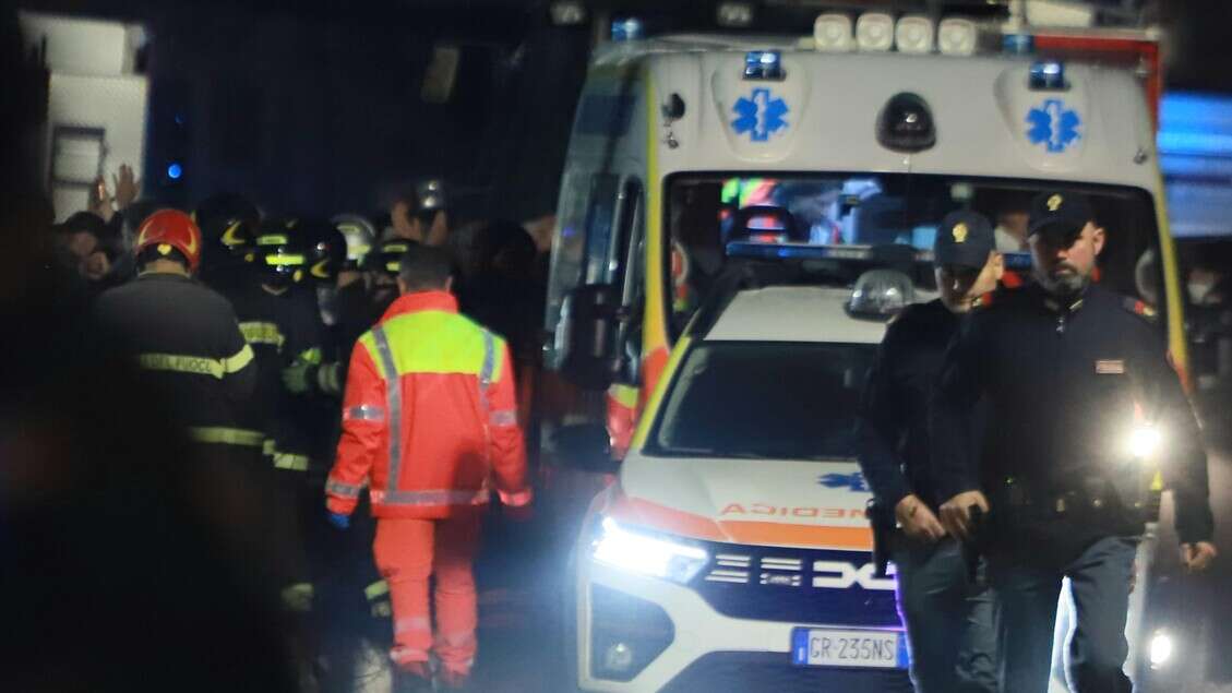 Crollo Bari, donna salvata è in buone condizioni