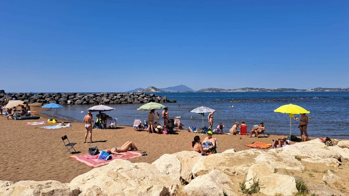 Bagnanti in spiaggia a Bagnoli, 'c'è paura ma siamo abituati'