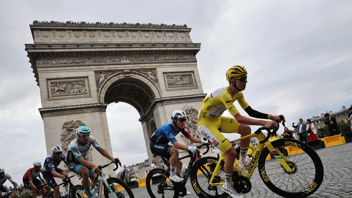 Tadej Pogacar vince il Tour de France, ultima tappa a Van Aert