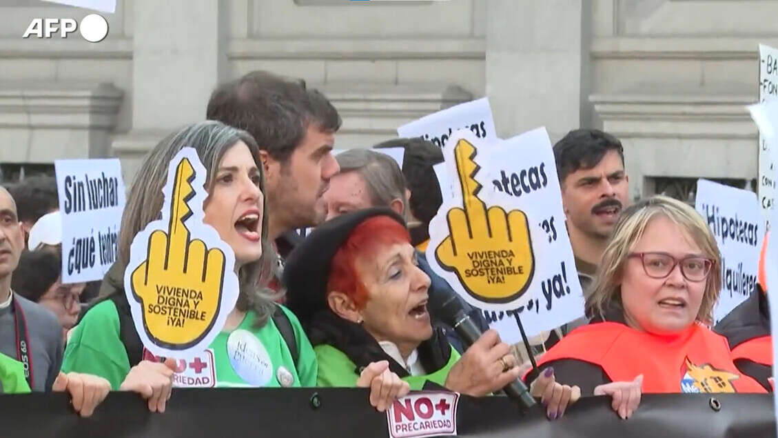 In migliaia in strada a Madrid contro l'aumento dei prezzi delle case