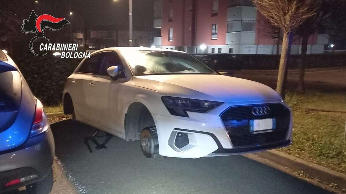 Rubano ruote di un'auto ma proprietaria li filma, arrestati